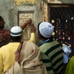 Delhi, Nizamuddin Dargah, proba magicznego przyczepienia monety do sciany