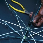 Delhi, okolice Nizamuddin Dargah, naprawa parasolki