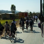 Kakching, dzieci wesolo wybiegly ze szkoly