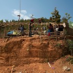 Moreh, budowniczowie granicznego plotu buduja sobie domek