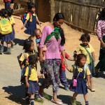 Singhat, dzieci wracaja ze szkoly