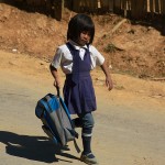 Singhat, dzieci wracaja ze szkoly