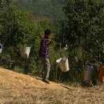 Singhat, dzieciaki z akademika ida po wode