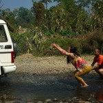 Gdzies przed Lopu, myjemy jeepa