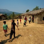 Khaikhy, dzieciarnia biegnie do szkoly