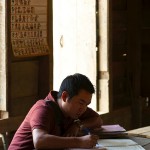 Val zbiera materialy w szkole w Lopu