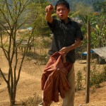 Chlopak pokazuje nam droge do Lodaw