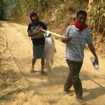 Niesiemy rybe do jeepa