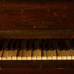 Lorrain Ville, stare pianino