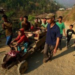 Przemarsz przez wies z pociachanym bawolem