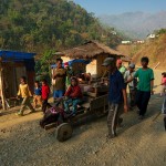 Przemarsz przez wies z pociachanym bawolem