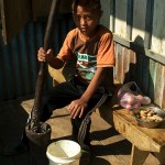 Chlopak cos rozdrabnia