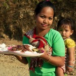 Pani z dzieckiem i jedzeniem