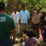 Lungbun, ojciec Esther opowiada historie dziadka przy jego grobie