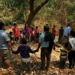 Lungbun, modlitwa przy grobie pradziadka Esther