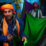 Kathputli Colony, Sharda, panowie zbierają na tacę